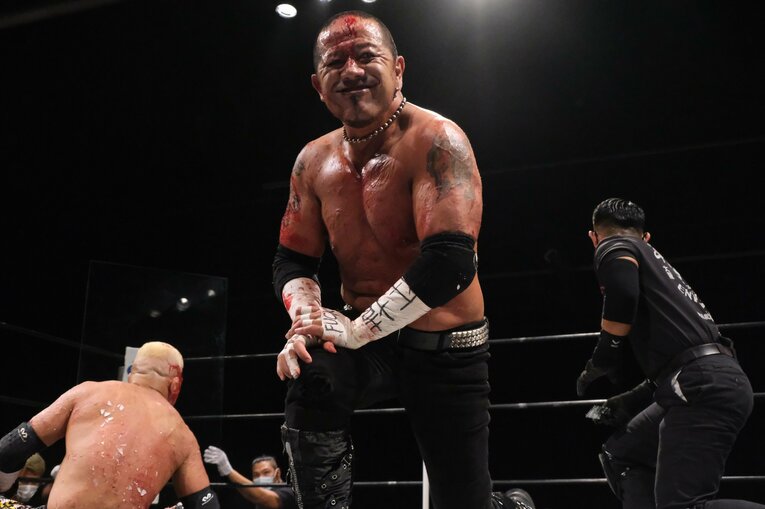 ガラスが刺さり大流血で「ニヤリ」今年47歳の“不適切おじさん”葛西純がデスマッチで伝えたいこと 「お前ら、これを知らずに人生終わるのか？」(21)