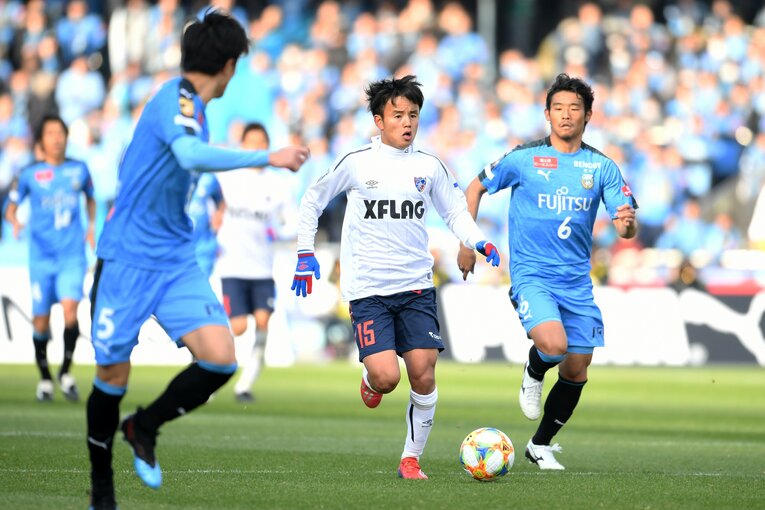 2018年にフロンターレに入団した守田は1年目からレギュラーに。FC東京時代の久保建英ともマッチアップ（2019年撮影）　©Getty Images