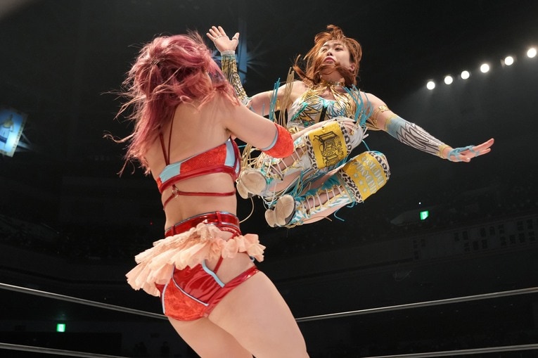 美しいドロップキックを放つ上谷沙弥