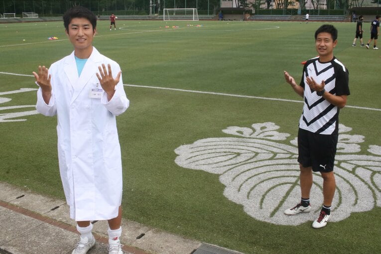 一緒に「お医者さんポーズ」をしてくれたのは、筑波大・平山相太コーチでした　©︎Takahito Ando