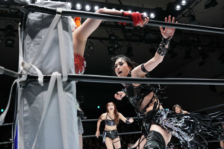 スターライト・キッドを攻める上谷沙弥　©Essei Hara