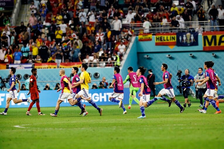 スペインに勝利し、全力ダッシュで権田のもとへ向かう川島　©Kiichi Matsumoto／JMPA