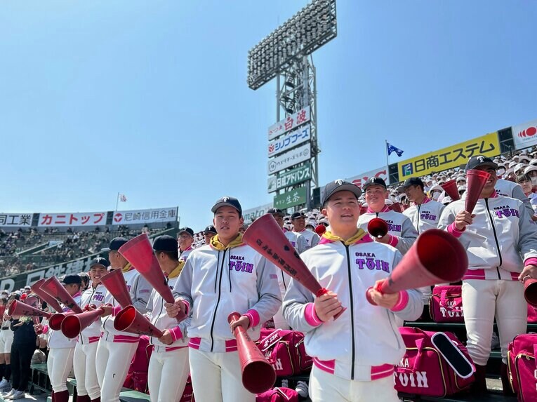 【大阪桐蔭】今年のテーマカラー、ピンクのアウターやバッグで揃えた大阪桐蔭野球部　©Yukiko Umetsu