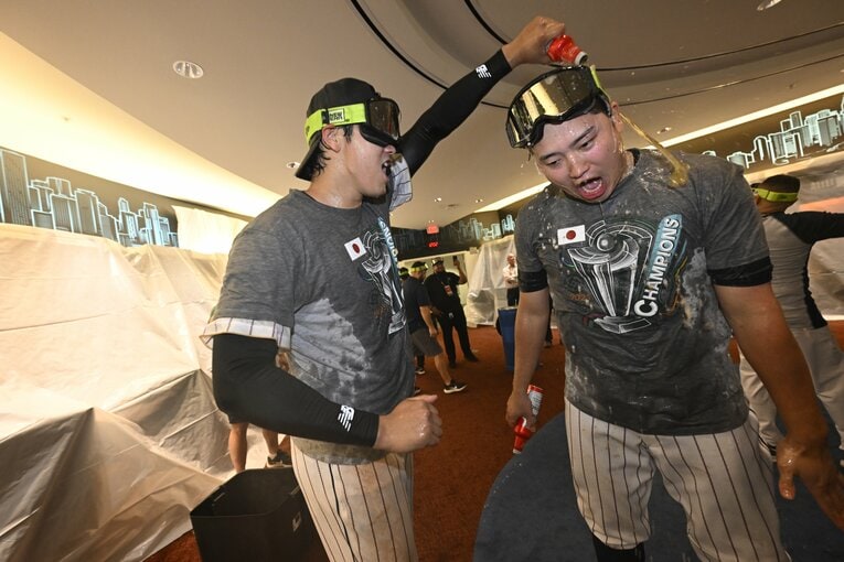 大谷にアルコール飲料をかけられ、村上はこの表情　代表撮影　
