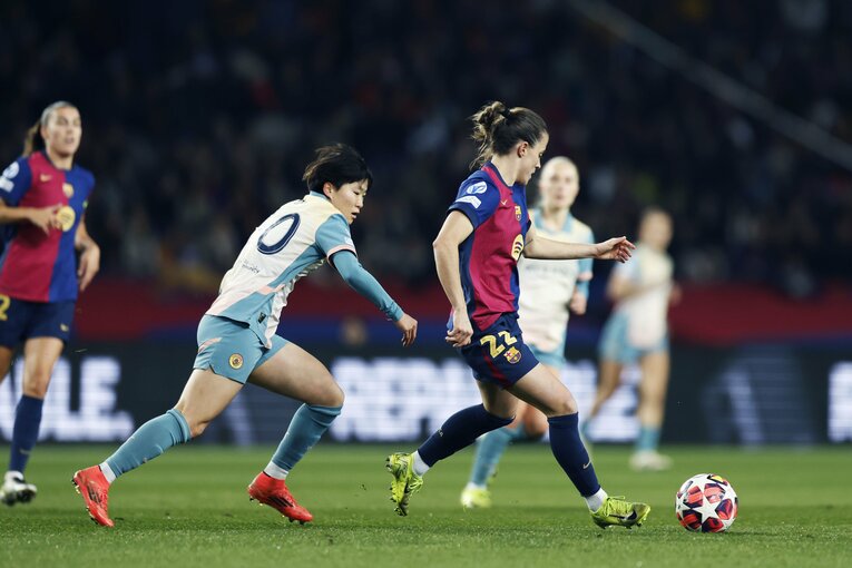 「ユイさん、大好きです」“マンCを熟知”なでしこ新監督ニールセンが就任会見で評価も…長谷川唯と藤野あおばがバルサ戦完敗で見せた素顔(12)