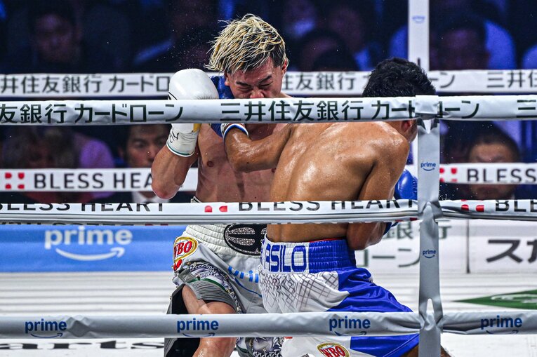 9ラウンド、両者のパンチが交錯した瞬間　©Takuya Sugiyama