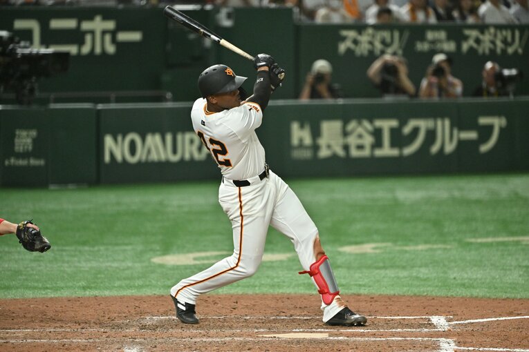 巨人はへルナンデスがまさに救世主的役割を果たした　©Hideki Sugiyama