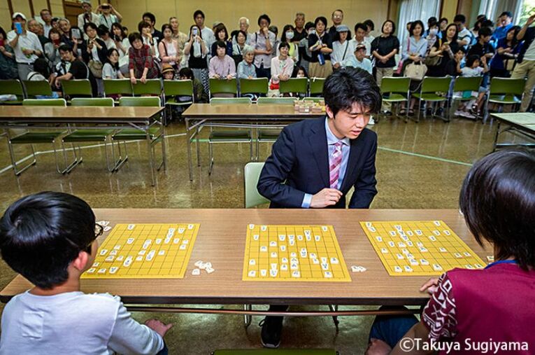 2019年に開催された「瀬戸将棋まつり」。穏やかな表情で子供たちの指導対局に臨む藤井現二冠 ／ photograph by Bungeishunju