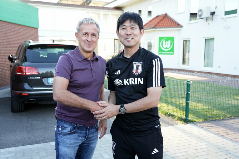 ドイツ戦を前にヴォルフスブルクで合宿中の日本代表を訪ねてきたリトバルスキー（左）と森保監督　©Getty Images