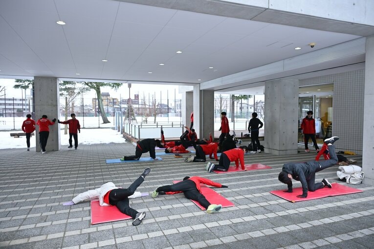 寒さもありウォーミングアップは入念　©Hideki Sugiyama