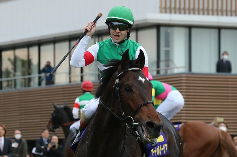 無敗で皐月賞を制したサートゥルナーリアと鞍上のルメール。ダービー、そして凱旋門賞へ――期待感は高まる一方だ。 ／ photograph by Yuji Takahashi