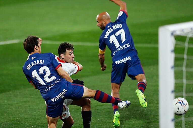 セットプレーで激しく競り合う