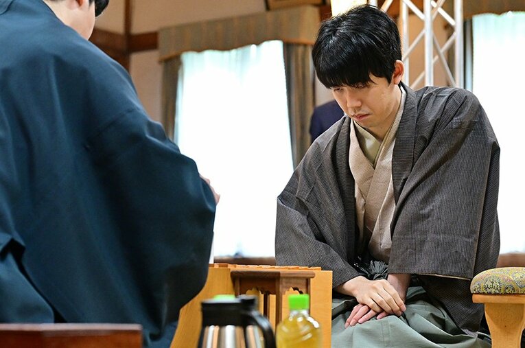 棋聖戦第1局の藤井聡太七冠。同タイトル6連覇に向けて快調なスタートを切った ／ photograph by 日本将棋連盟