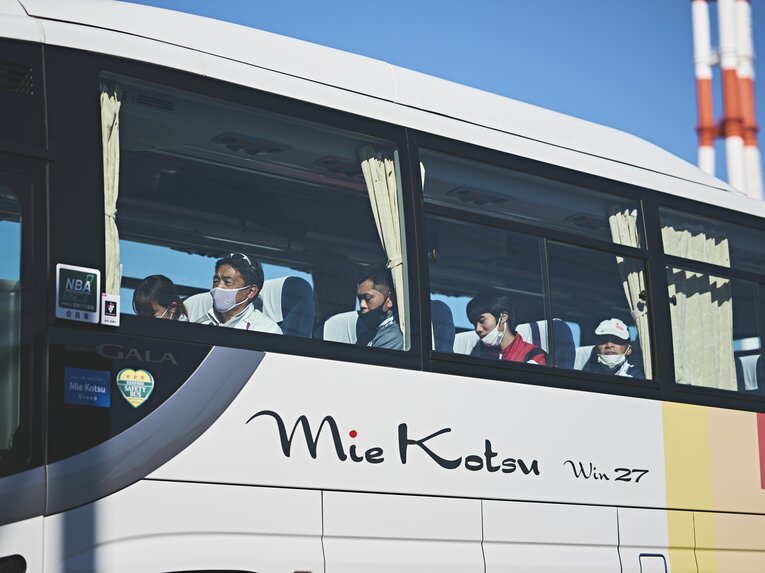 監督たちを乗せたバス　©Yuki Suenaga