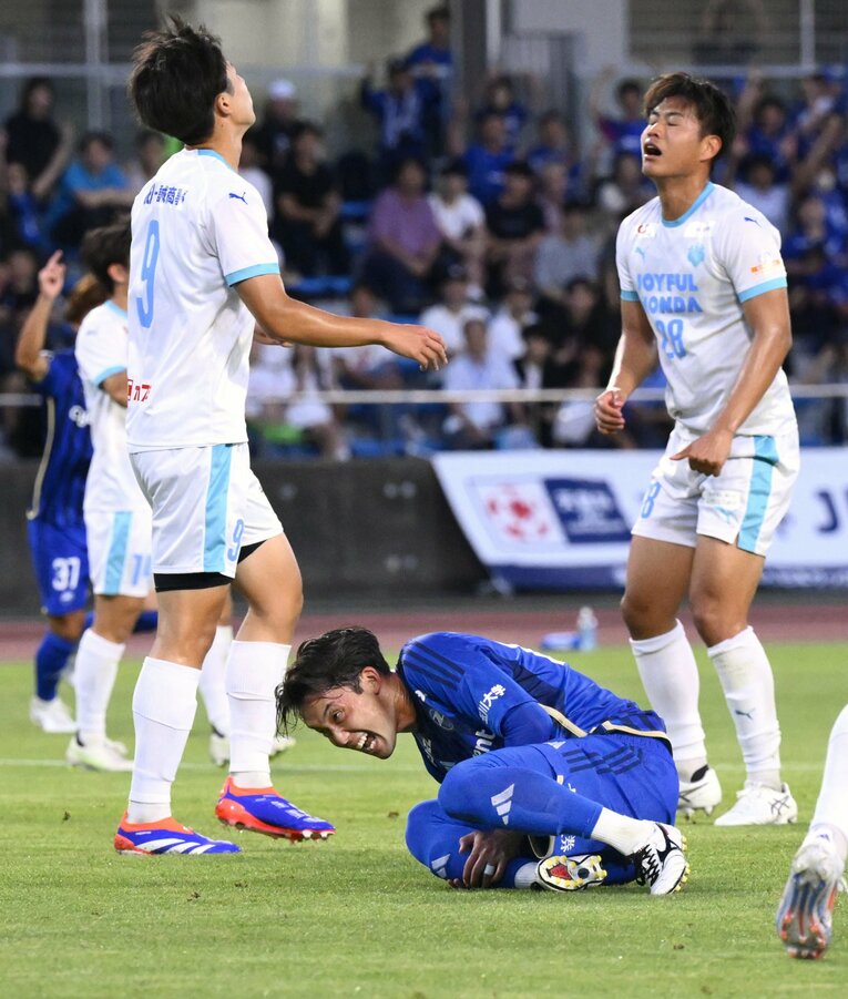 筑波大戦で先制ゴールを決めたものの負傷退場した安居。翌日に右脛骨骨幹部骨折したと発表された　©Kyodo News