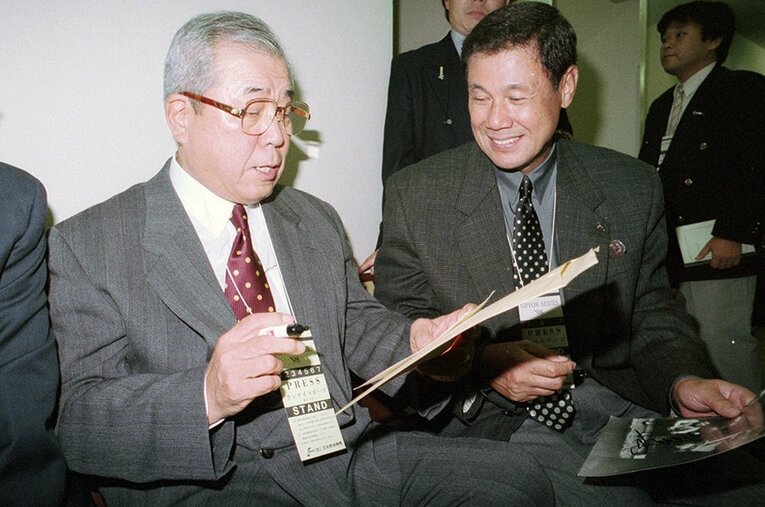 1998年、ヤクルトの野村克也監督にサインをもらう田淵幸一 ／ photograph by Sankei Shimbun