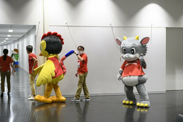 ポーズをかっこよく決める龍神くん　©Hirofumi Kamaya