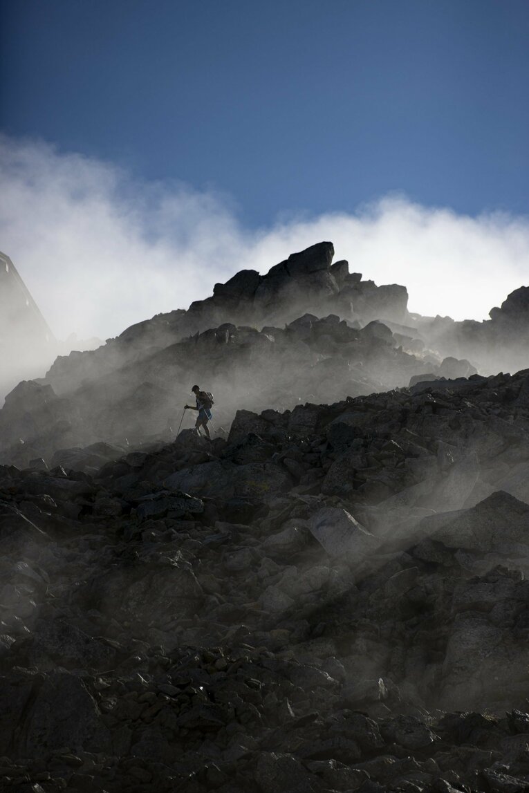 北アルプス薬師岳の周辺を先頭で通過する　©Sho Fujimaki