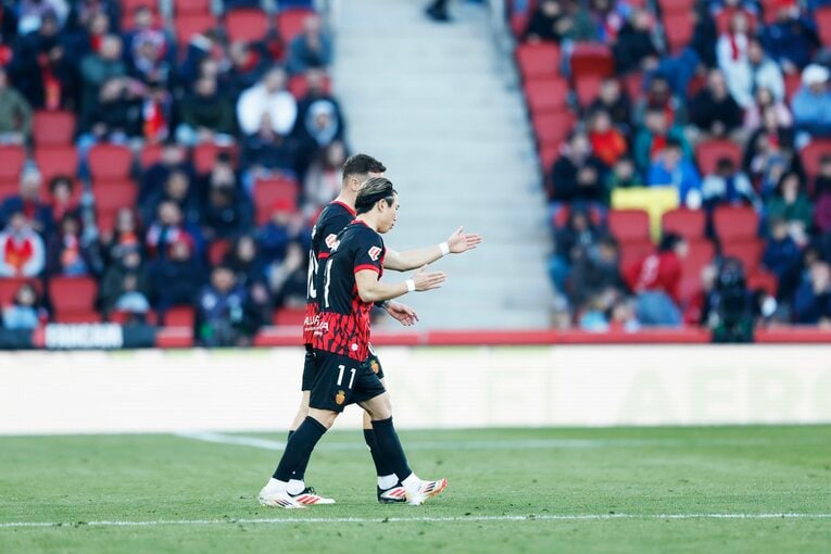 後半開始直前に、攻撃の中心ダルデルと身振り手振りで意思疎通を図る浅野の姿が　©Daisuke Nakashima