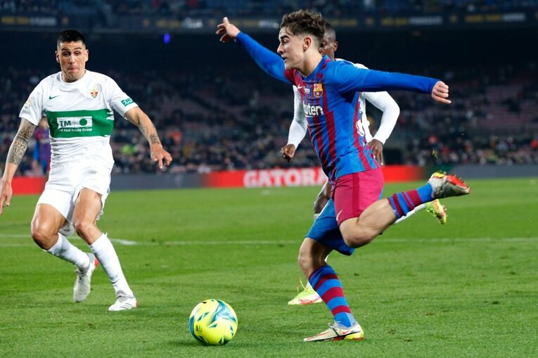 久保建英vsバルサがW杯イヤーのリーガ初戦… 年末の試合で見た「タケの身体の進化」と新星たちの奮起〈撮影者の視点〉(21)