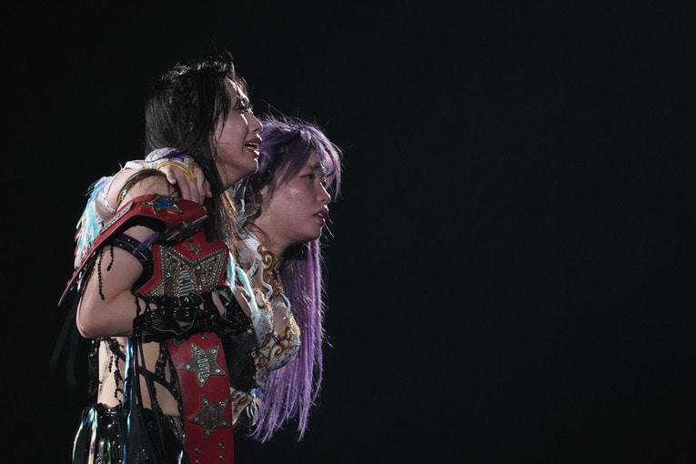 上谷沙弥とともに花道を戻る中野たむ　©Masashi Hara