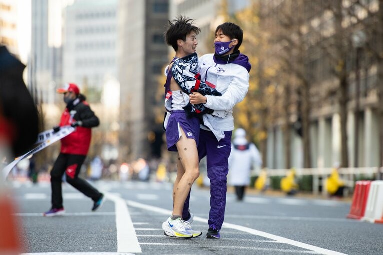 神戸が飛び出し石川を迎える（逆転優勝のゴールシーン17/23） ©Nanae Suzuki