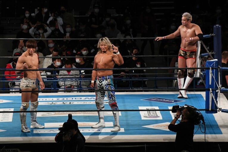 飯伏（左）、棚橋（中央）と逡巡するオカダ