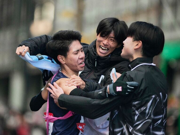 ゴール地点で仲間に迎えられる日大のアンカー・大仲。メンバーも驚きの笑顔　©Yuki Suenaga