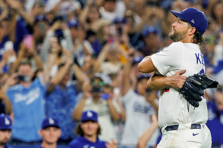 2025年の本拠地最終登板で、ファンに向けてハグ・サインを送るクレイトン・カーショー。とてつもなく長く大きな喝采を浴びながらマウンドを降りた ／ photograph by GINA FERAZZI/Los Angeles Times