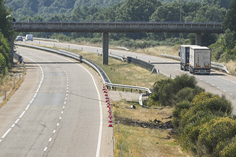 交通事故の現場。ガードレールは大きくひしゃげていた（全6枚中の3枚目）　©Getty Images