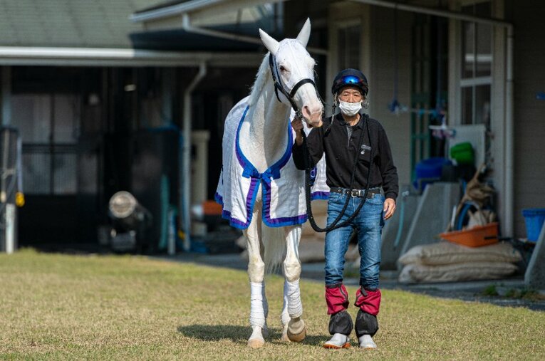昨年、引退したソダシと今浪隆利厩務員。稀代のアイドルホースの軌跡を証言とともに振り返る ／ photograph by Naoya Sanuki