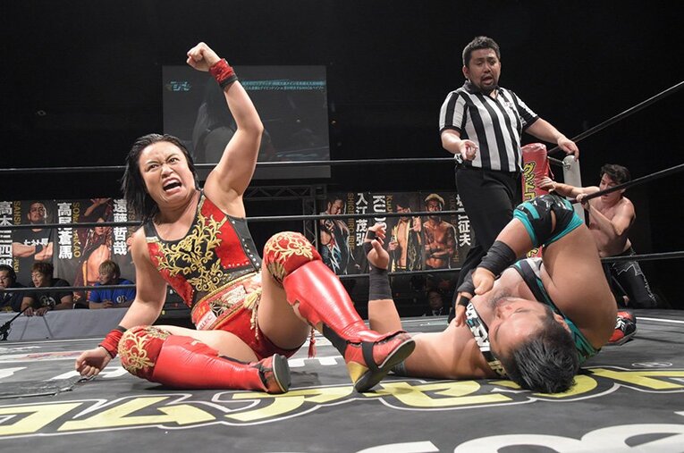 里村明衣子は、9月4日のDDT新木場大会では6人タッグマッチで入江茂弘とも真っ向勝負。9.23後楽園大会では里村vs.入江vs.ディーノの3WAY王座戦が行なわれる。 ／ photograph by DDTプロレスリング