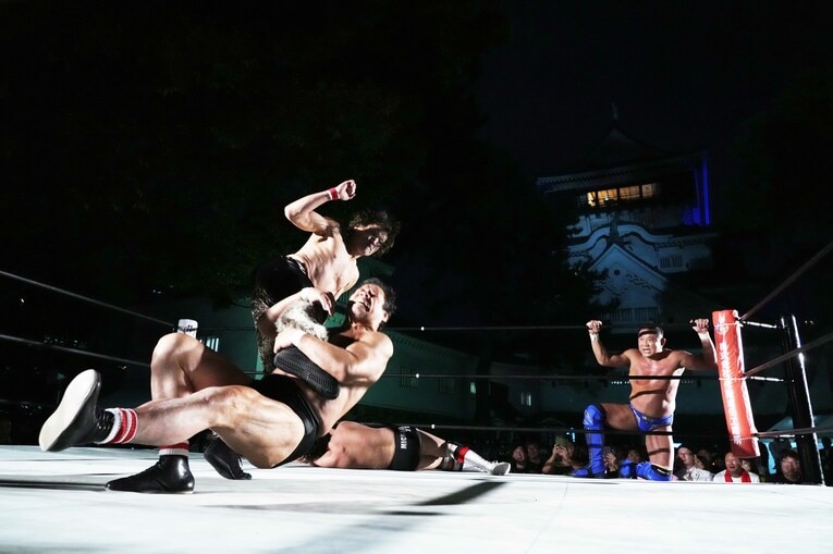 AKIRAにドラゴンスクリューを見舞う藤波辰爾　©Essei Hara