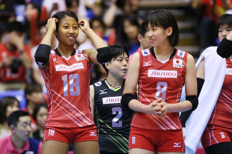 2015年、当時19歳の古賀紗理那（右）と共に日本代表に初選出された当時16歳の宮部藍梨 ©︎AFLO