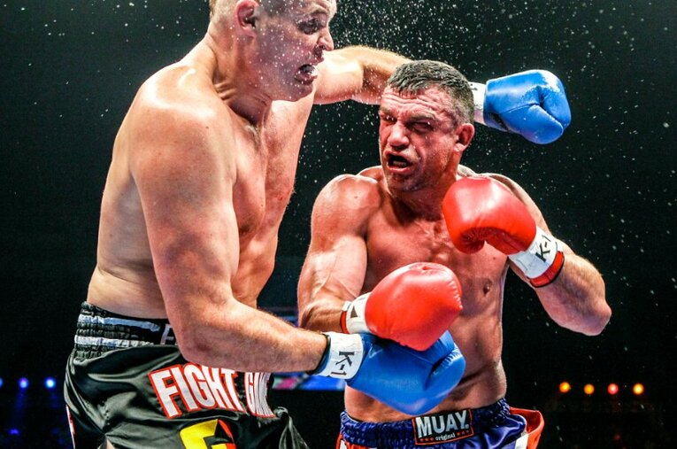 2010年の『K-1 WORLD GP』準決勝、絶対王者セミー・シュルトに猛攻を仕掛ける40歳のピーター・アーツ。この日がK-1での最後の戦いとなった ／ photograph by Susumu Nagao