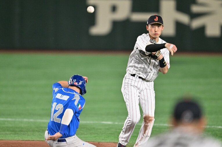右手小指の骨折でスタメンを外れていた源田壮亮。WBC準々決勝イタリア戦で復帰するとタイムリーを放つなど存在感を発揮。”たまらん守備”も健在だった　©Naoya Sanuki