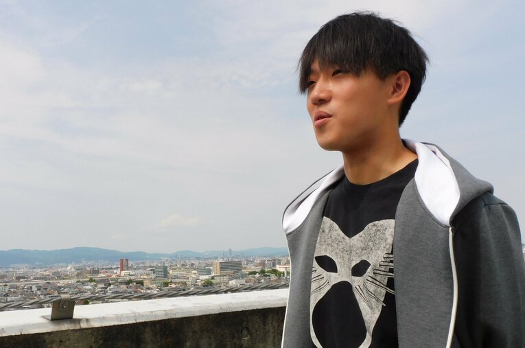 堂安律の原点について語ってくれた兄の憂さん。眼下には生まれ育った町、尼崎　©Number Web