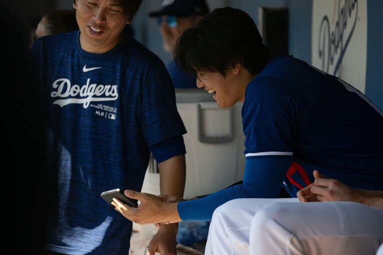 一平通訳とスマホ片手に談笑する大谷　©Nanae Suzuki