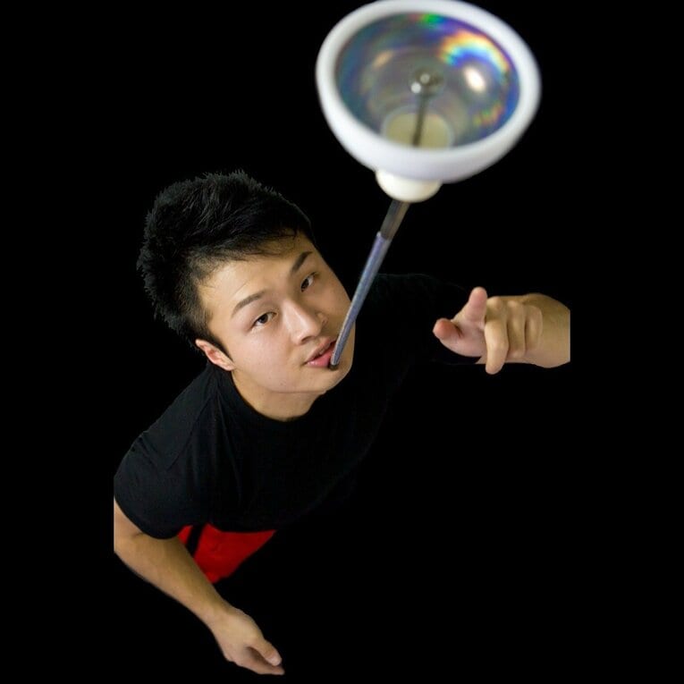 「体育館裏、彫刻刀で左腕を…」マイケルや金正恩に技を披露した大道芸人が壮絶イジメ体験を中高生に伝える理由《中3で渡米、17歳でW杯》(10)