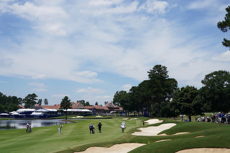 2日目18番、イーグルにつながった池越えショット　©Shizuka Minami