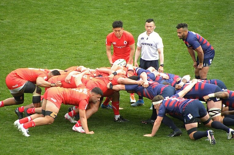 トップチャレンジ―リーグ近鉄vsコカ・コーラ戦でレフェリーを務めた滑川剛人 （中央） ／ photograph by NIKKAN SPORTS