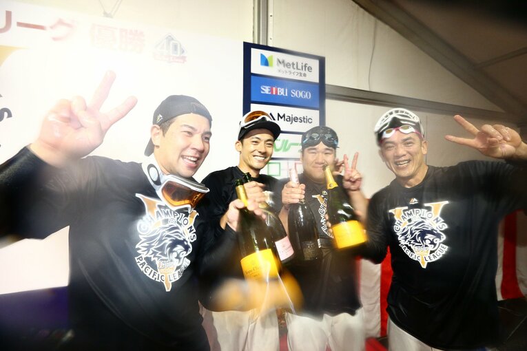 2018年パ・リーグ優勝での貴重な写真。左から炭谷、栗山、中村、松井稼　©SANKEI SHIMBUN
