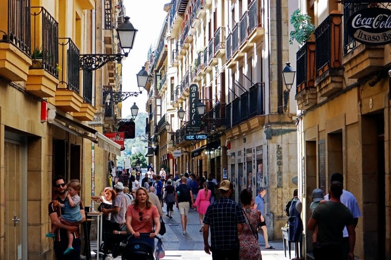 「久保建英がスペイン紙の一面に！」子供サポ「タケが決めるよ」予言通りマドリーを圧倒“ソシエダの熱狂”は翌日も…カメラマンは見た(46)