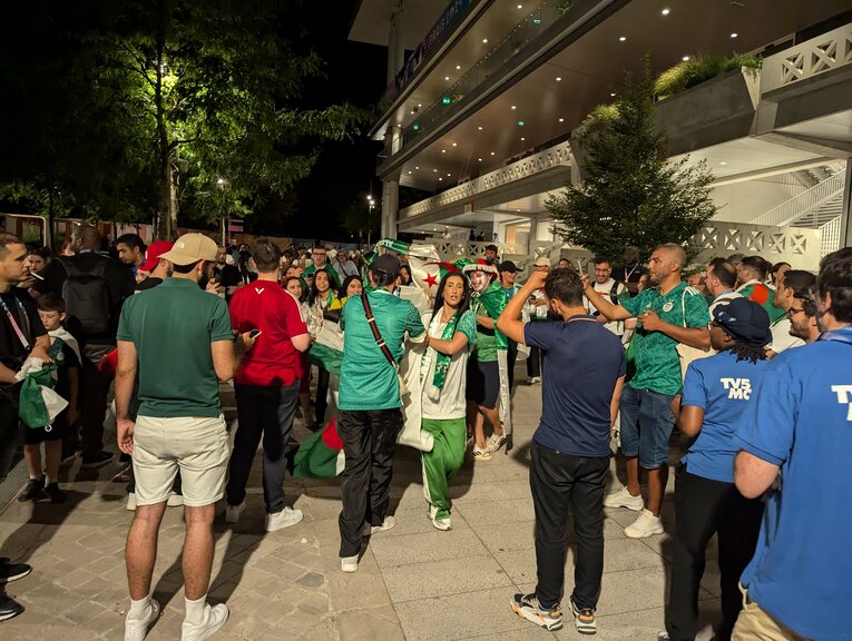 ケリフの決勝進出後、歓喜を分かち合うアルジェリアの応援団　©JMPA