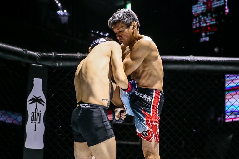 大石の膝蹴り　©Susumu Nagao