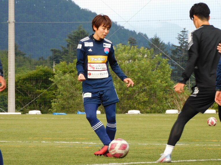 「20代のうちに恥をかかないと辞めた後に食べていけない」 女子サッカーと仕事（1日7時間）の両立を本気で目指すクラブとは(4)