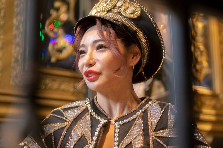 圧倒的な歌唱力で存在感を放ち、バーレスク東京のリーダーも務めるMiiさん