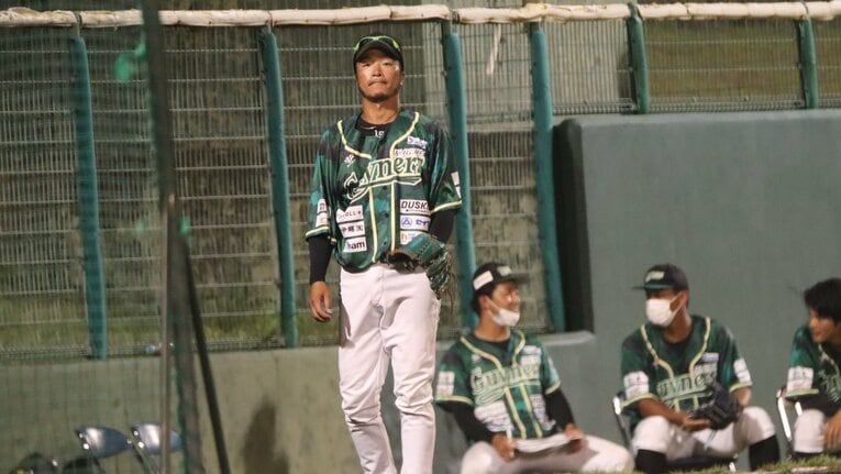 ブルペンからマウンドを見る香川・近藤投手兼任コーチ　©Kou Hiroo