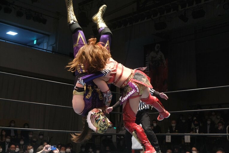 試合後“初肉声”は「悔しい」 タイガー・クイーンが6連勝も“必殺技なし”の大苦戦…好敵手たちとの“再戦”が今後のカギに？(19)