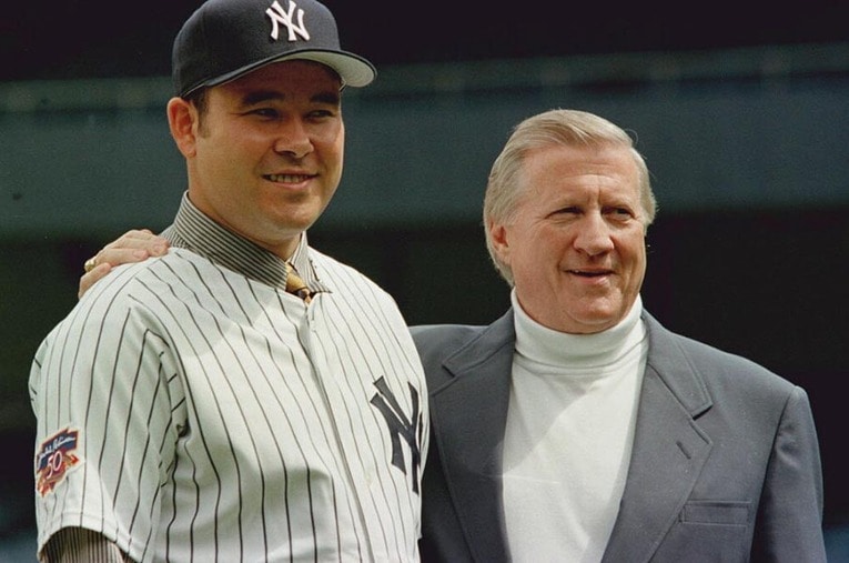 1997年、ヤンキース入団時の伊良部秀輝。右は当時オーナーのジョージ・スタインブレナー氏 ／ photograph by JIJI PRESS